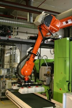 IRB 4600 tending IMM GKN robot image 5